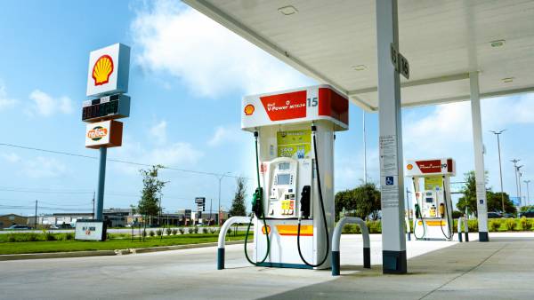 Vláda bude řešit zastropování cen pohonných hmot Česku